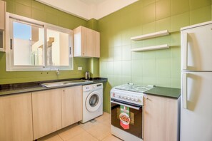 Appartamento, 2 camere da letto, balcone, vista città | Cucina privata | Frigorifero con congelatore, microonde, forno, piano cottura