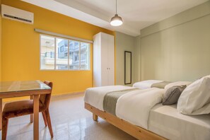 Appartamento, 2 camere da letto, balcone, vista città | Tende oscuranti, ferro/asse da stiro, Wi-Fi gratuito