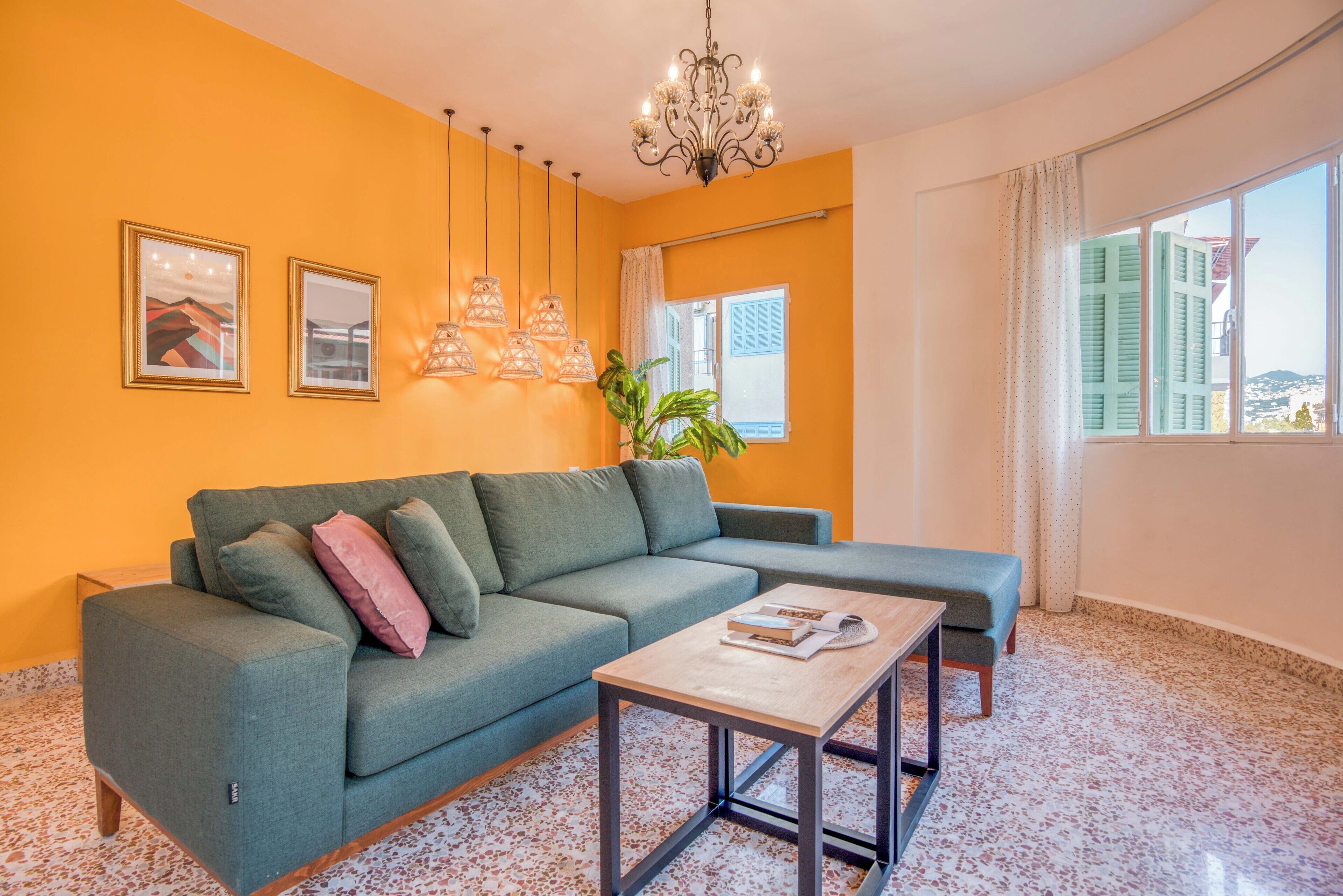 Căn hộ, 2 phòng ngủ, ban công, quang cảnh thành phố | Phòng khách | Smart TV 42-inch có truyền hình cáp 