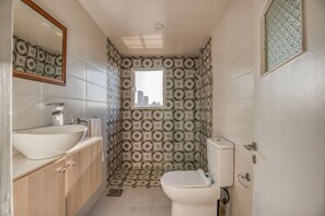 Apartemen, 2 kamar tidur, balkon, pemandangan kota | Kamar mandi | Shower, pengering rambut, handuk, dan sabun