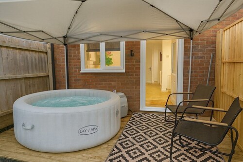 Cambridge Luxury 3BR Hot Tub Escape Sleeps 10