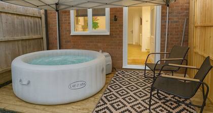 Cambridge Luxury 3BR Hot Tub Escape Sleeps 10