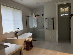 Hair dryer, towels, soap, toilet paper - A place built for your best memories. (Sandpoint)