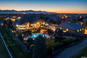 Exterior - Wasatch Luxury Estate Pool*Spa*Theater*Sauna (Riverton)