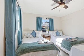 3 bedrooms, desk, iron/ironing board, travel cot - Tropical Play Oasis W / Pool, Firepit, & Bowling (Seminole)