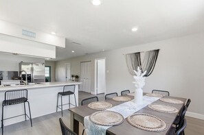 Dining - Tropical Play Oasis W / Pool, Firepit, & Bowling (Seminole)