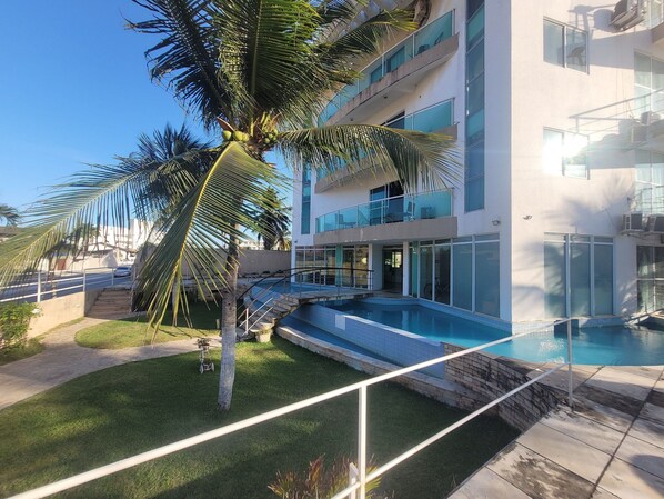 Una piscina al aire libre