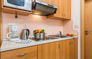 Fridge, microwave, stovetop, coffee/tea maker - Lovely apartment in Palit with house sea view (Palit)