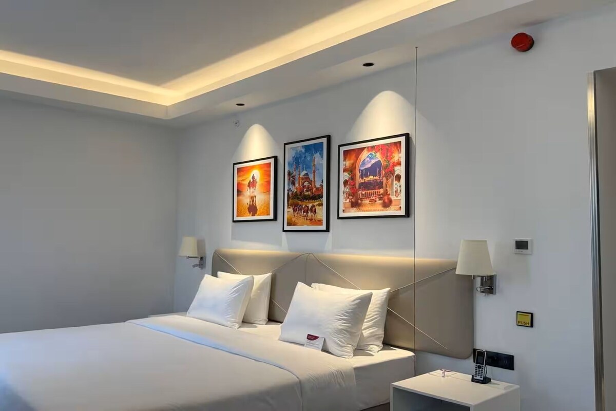 1 King Bed, Mobility Accessible Room, Bathtub w/ Grab Bars, Non-Smoking