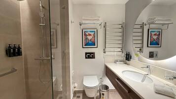 Room, 1 Katil Raja (King), Non Smoking | Bilik Mandi | Selipar