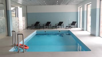 Kolam renang tertutup