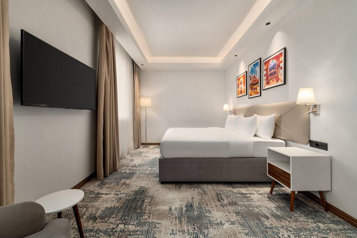 Room, 1 King Bed, Mobility Accessible, Non Smoking (Bathtub W/grab Bars) | In-room safe, blackout curtains, free WiFi
