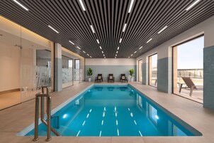 Una piscina cubierta