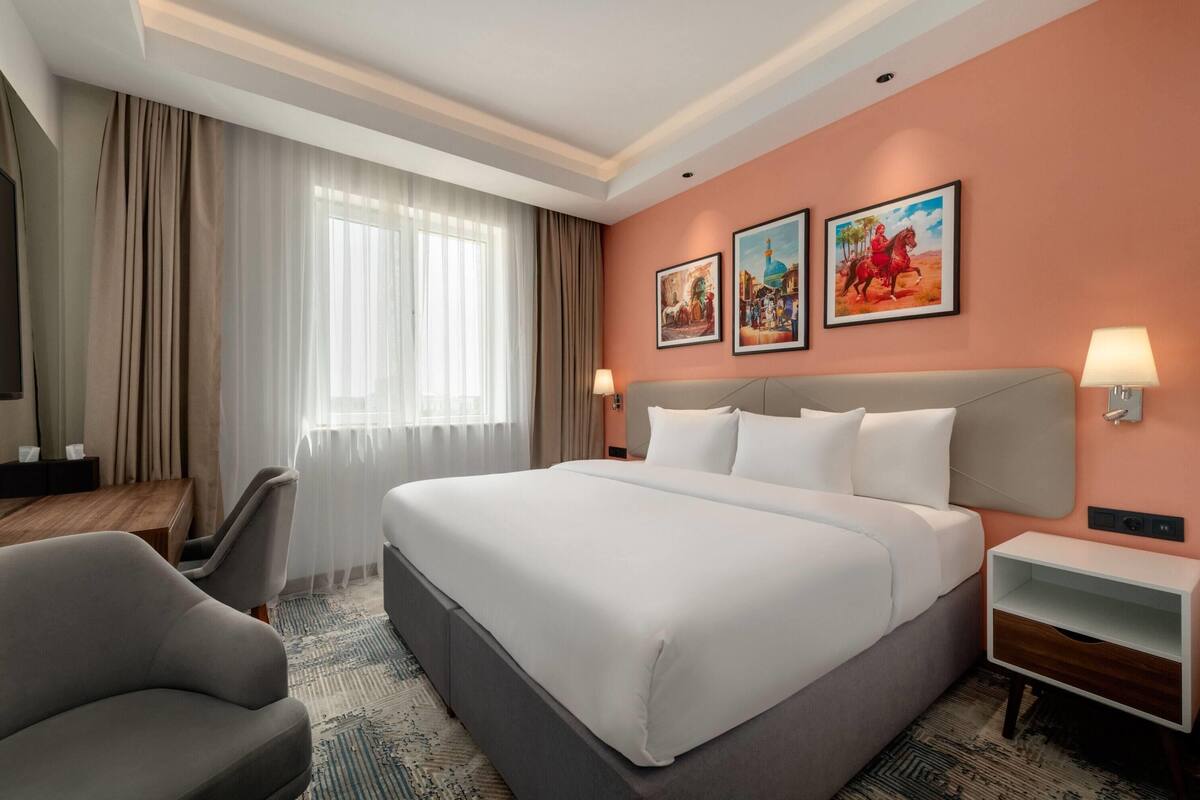 Room, 1 King Bed, Non Smoking | In-room safe, blackout curtains, free WiFi