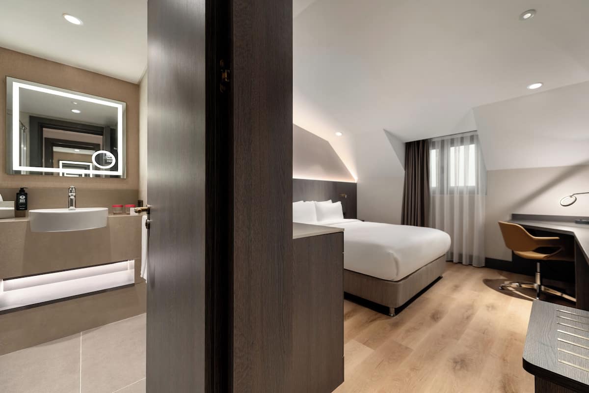 Standard Smoking Room with 1 Queen Bed | Literie de qualité supérieure, matelas Select Comfort