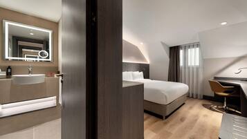 Standard Smoking Room with 1 Queen Bed | Literie de qualité supérieure, matelas Select Comfort