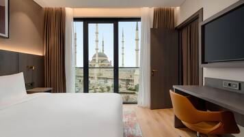 Suite, 1 King Bed | Premium bedding, Select Comfort beds, in-room safe, laptop workspace