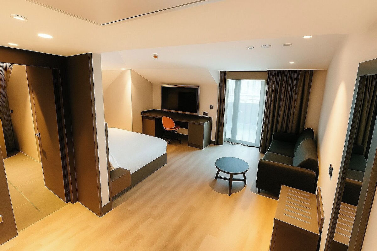 Premium Room, 1 King Bed, Jetted Tub | Premium bedding, Select Comfort beds, in-room safe, laptop workspace