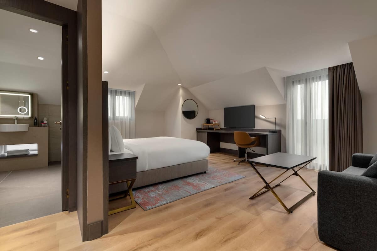 Premium Room, 1 King Bed, Jetted Tub | Premium bedding, Select Comfort beds, in-room safe, laptop workspace