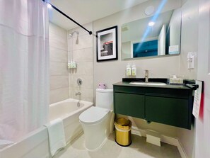 Suite, 2 Doppelbetten, Nichtraucher | Badezimmer