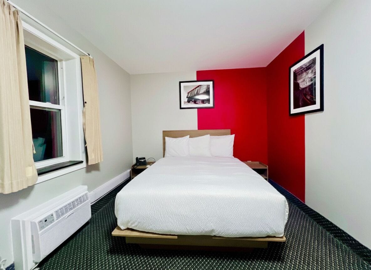 Habitació, 1 llit de matrimoni, no fumadors | Minibar, escriptori i espai de treball apte per a portàtils 