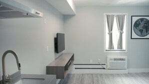 Suite, 2 dobbeltsenger, ikke-røyk | Oppholdsområde | En 43-tommers smart-TV med kabel-kanaler