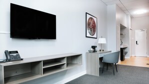 En 43-tommers smart-TV med kabel-kanaler