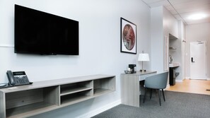 43-inch Smart TV with cable channels - Ramada By Wyndham Kirkland Lake (Kirkland Lake)
