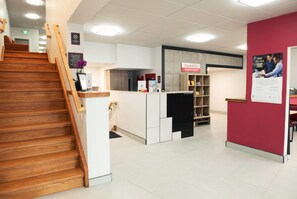 Lobby - Ramada By Wyndham Kirkland Lake (Kirkland Lake)