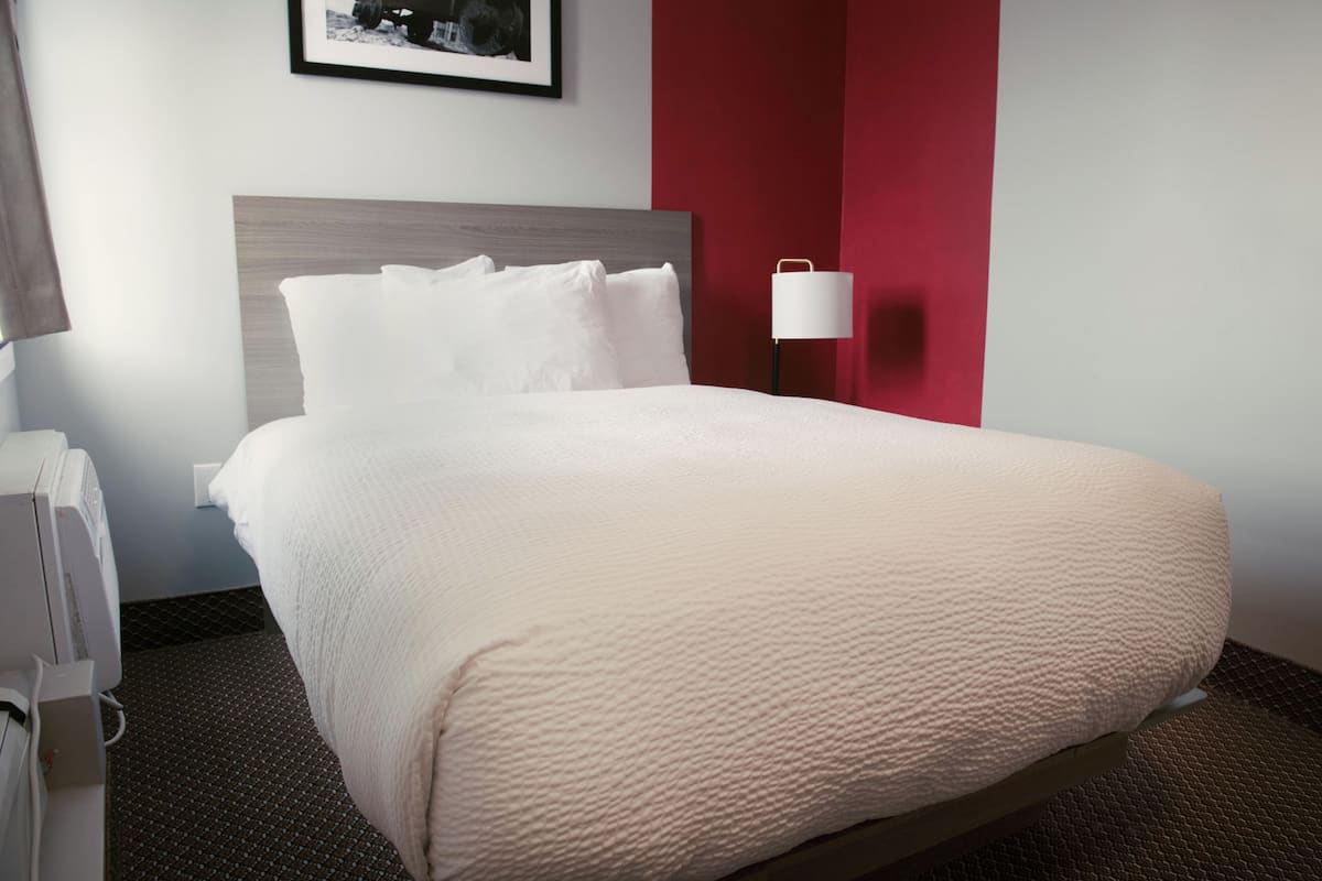 Minibar, escritorio, espacio para trabajar con laptop y insonorización