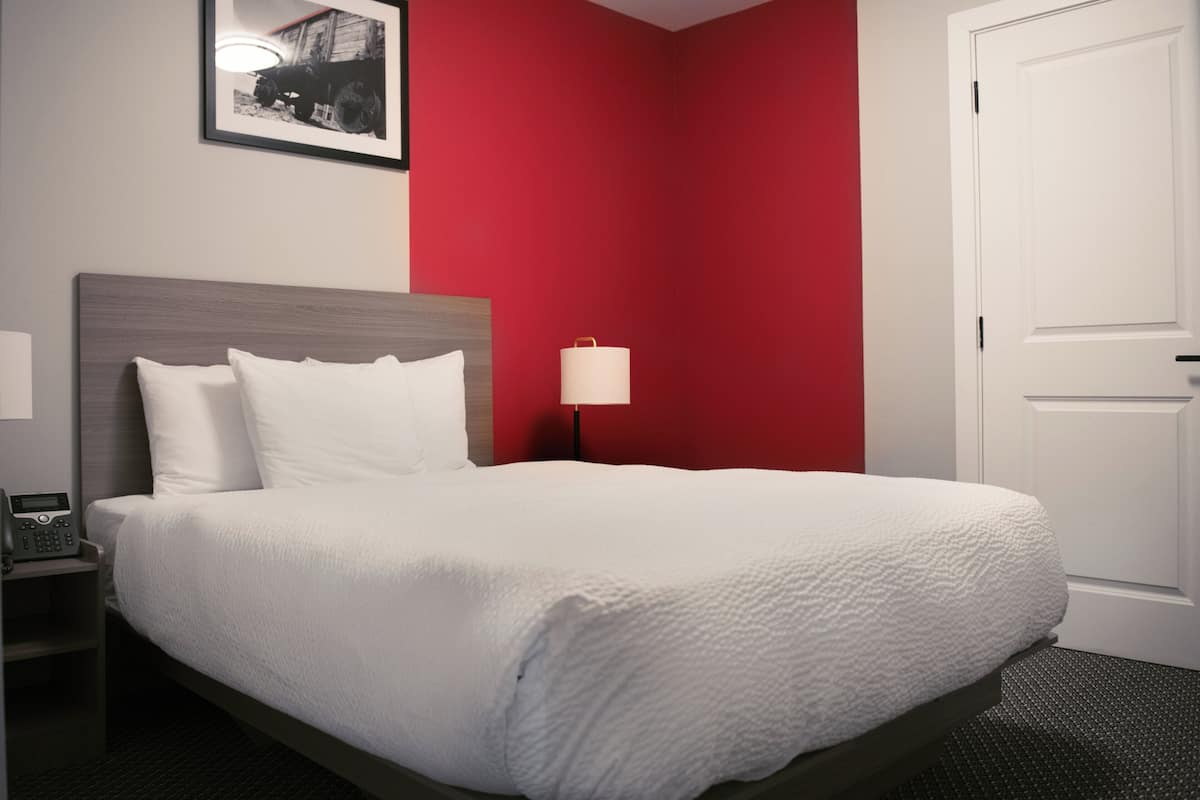 Minibaari, työpöytä, kannettavalle tietokoneelle sopiva työtila