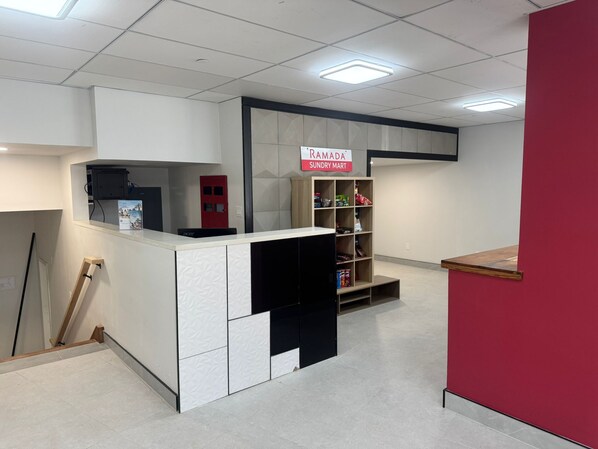 Lobby - Ramada By Wyndham Kirkland Lake (Kirkland Lake)