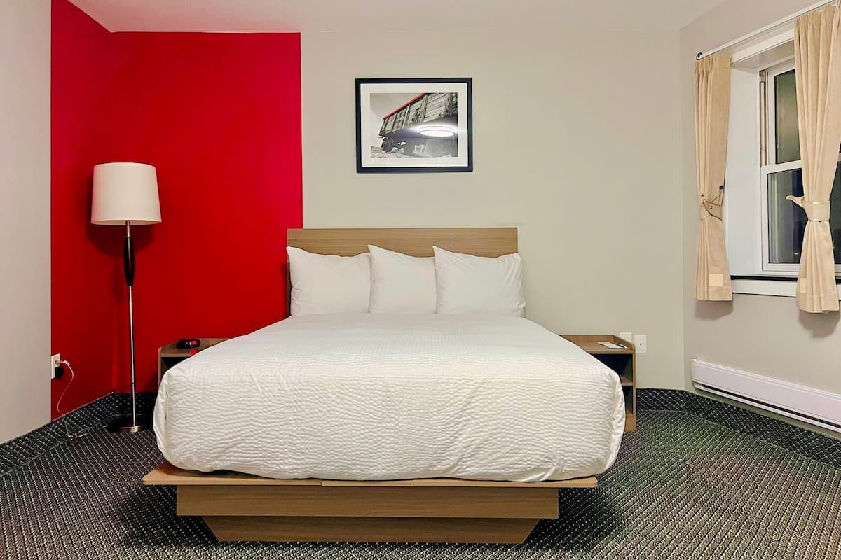 Deluxe Suite, 1 Queen Bed, Non Smoking | Free WiFi