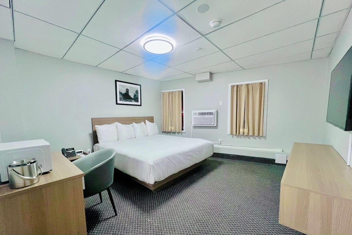 Minibar, escritorio, espacio para trabajar con laptop y insonorización