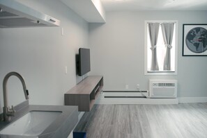 套房, 2 張標準雙人床, 非吸煙房 | 迷你吧、書桌、筆電工作空間、隔音