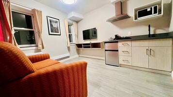 Deluxe Suite, 1 Queen Bed, Non Smoking | Living area