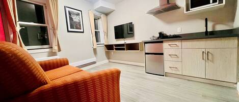 Deluxe Suite, 1 Queen Bed, Non Smoking | Living area