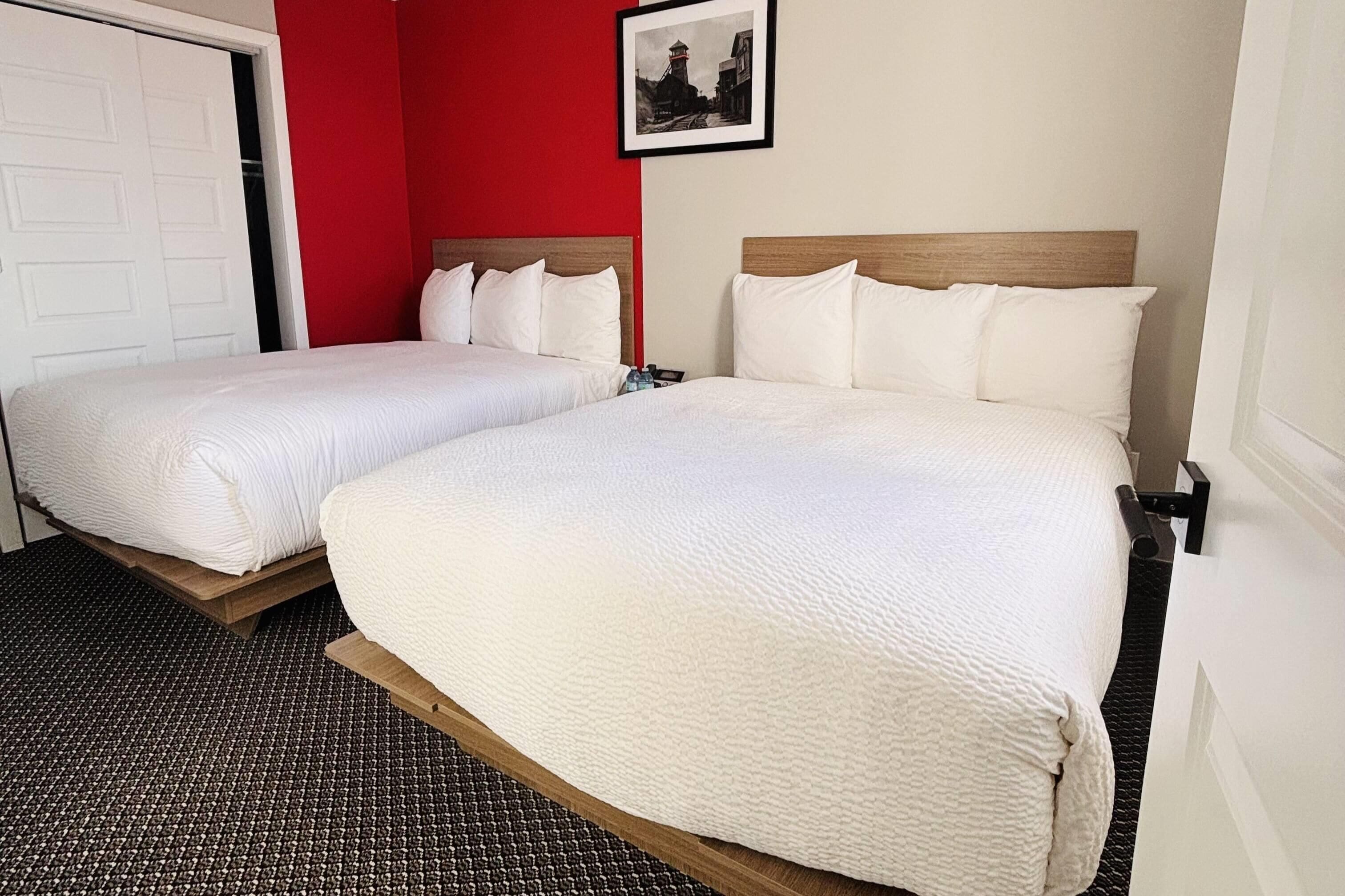 Suite, 2 camas matrimoniales, para no fumadores | Minibar, escritorio, espacio para trabajar con laptop y insonorización 