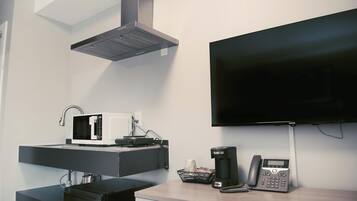 Room, 1 Double Bed, Non Smoking | Living area | 43-inch Smart TV with cable channels