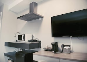 Habitación, 1 cama doble, no fumadores | Zona de estar | Smart TV de 43 pulgadas con canales por cable