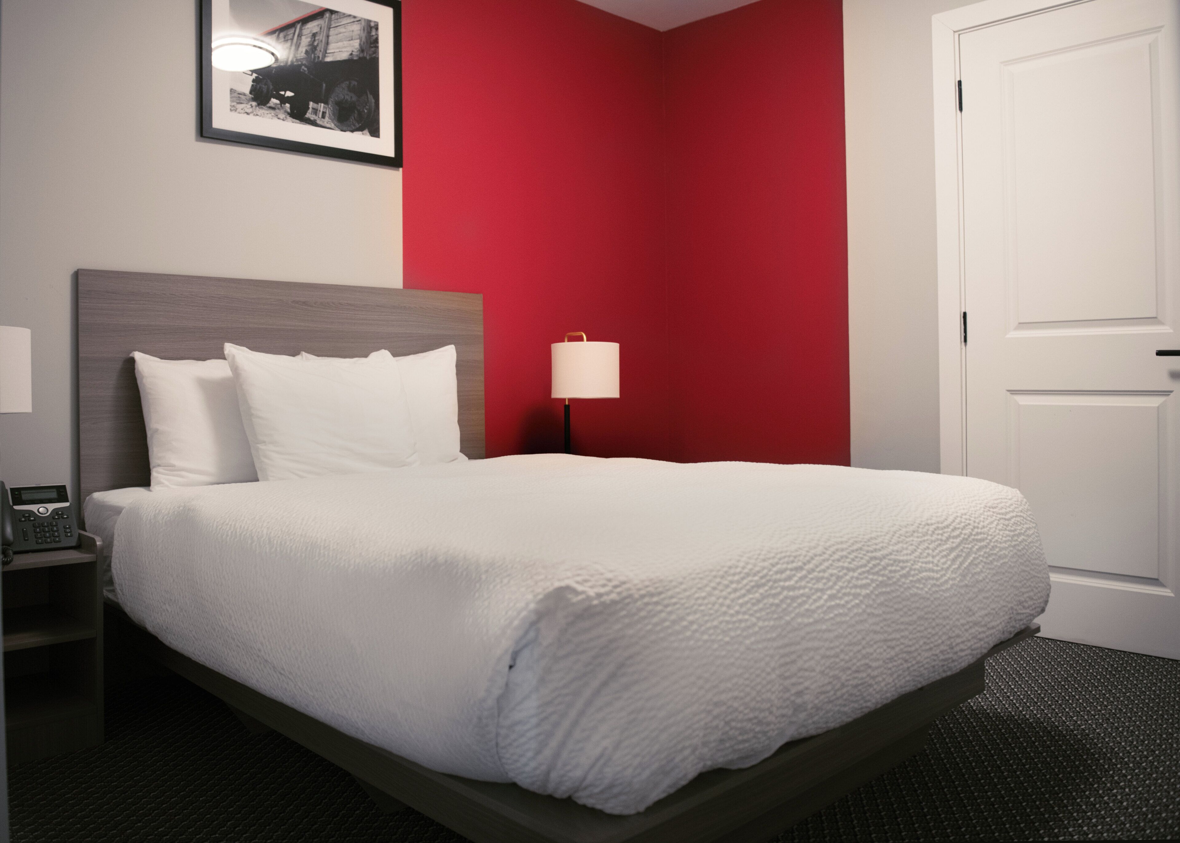 Minibar, escritorio, espacio para trabajar con laptop y insonorización 