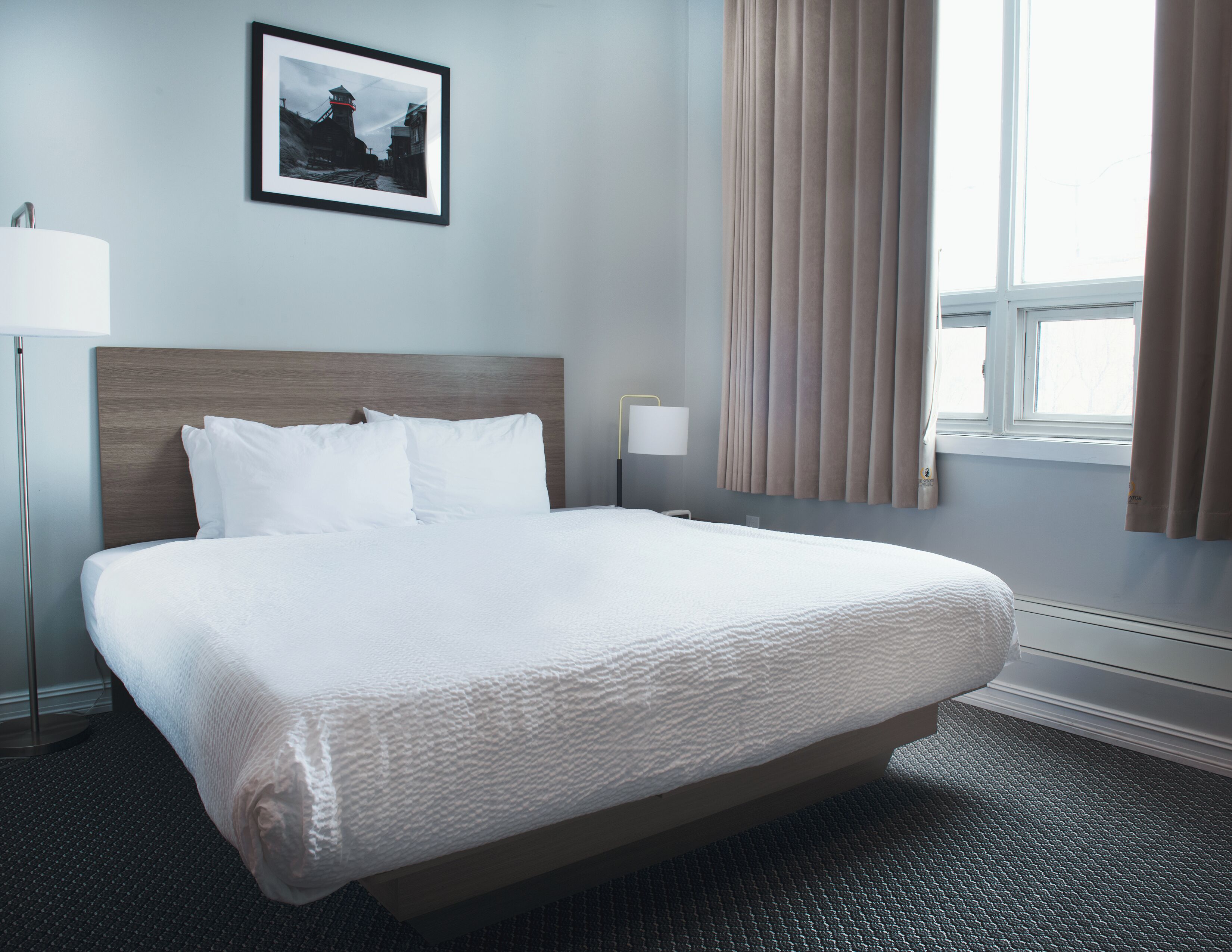 Frigobar, escrivaninha, espaço de trabalho para notebook