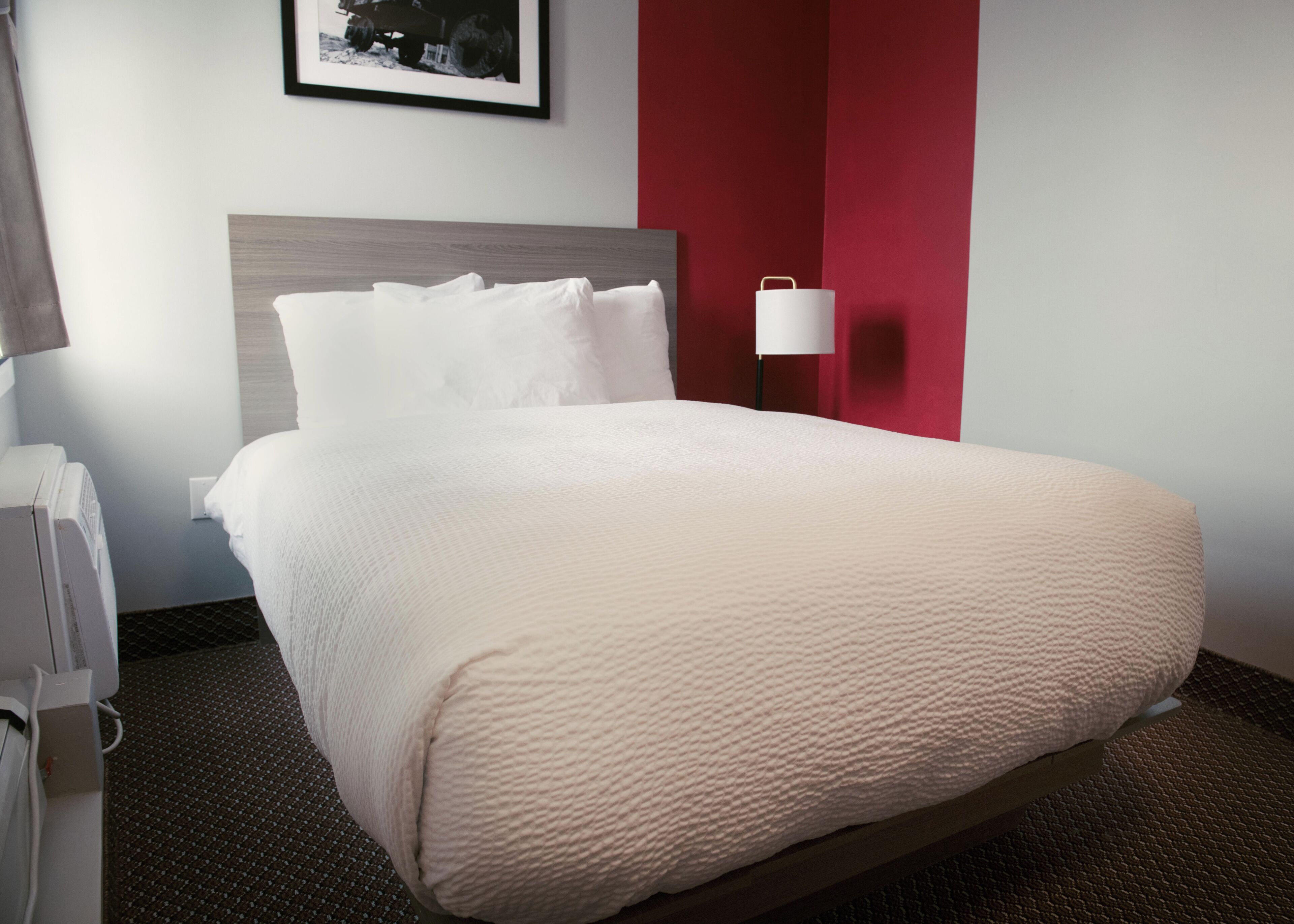 Room, 1 Double Bed, Non Smoking | Minibar, desk, laptop workspace, soundproofing