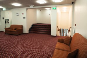 Lobby - Ramada By Wyndham Kirkland Lake (Kirkland Lake)