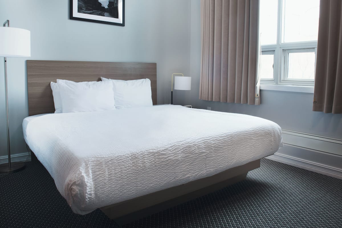 Minibar, escritorio, espacio para trabajar con laptop y insonorización