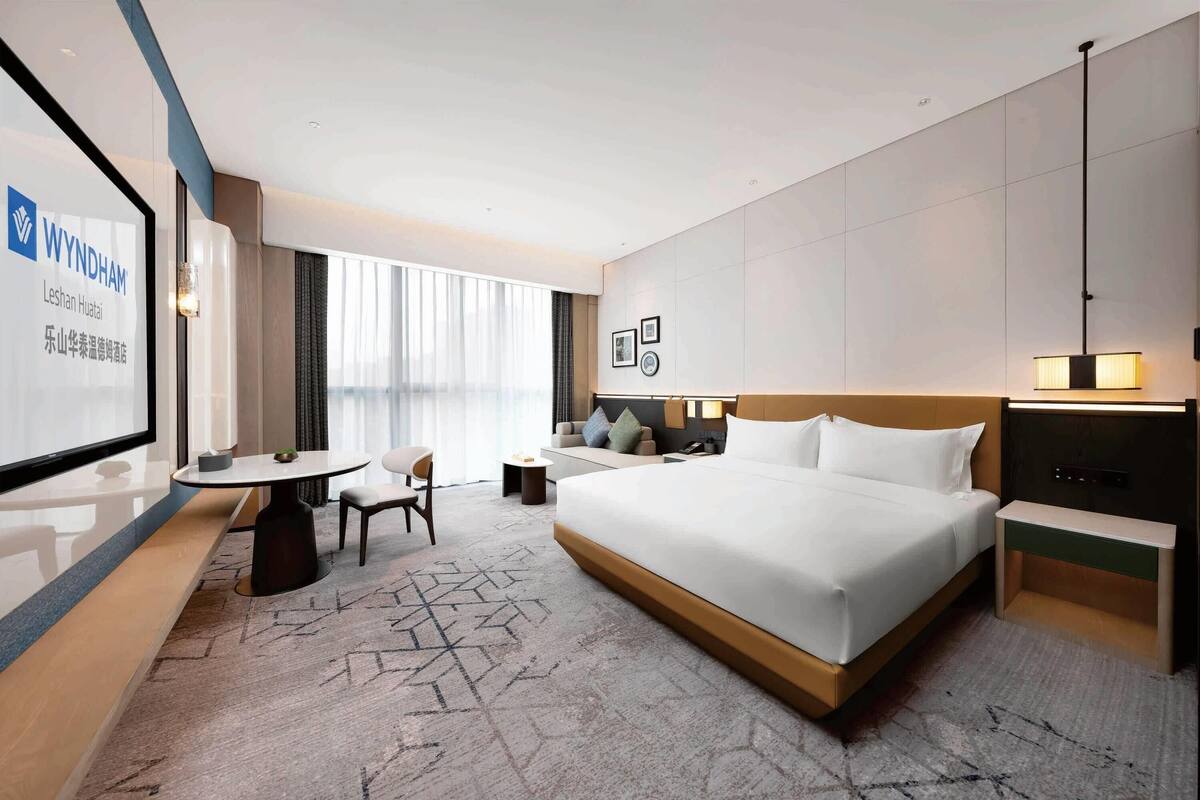 Deluxe Room, 1 King Bed, Non Smoking (High Floor)