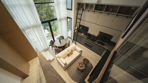 Eine moderne Wohnung mit Wohnbereich, Küche und Balkon.