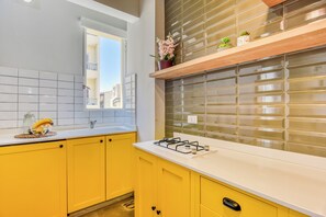 Apartament, 2 dormitoris, cuina | Cuina bàsica privada | Frigorífic gran, microones, forn i placa de cuina 