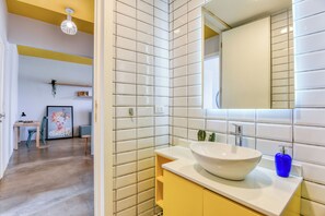 Apartemen, 2 kamar tidur, dapur | Kamar mandi | Shower, perlengkapan mandi gratis, pengering rambut, dan handuk