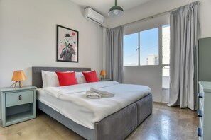 Apartemen, 2 kamar tidur, dapur | Tirai kedap cahaya, setrika/meja setrika, dan Wi-Fi gratis